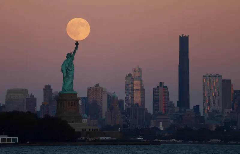 Watch for Draconids and a bright Harvest Moon week