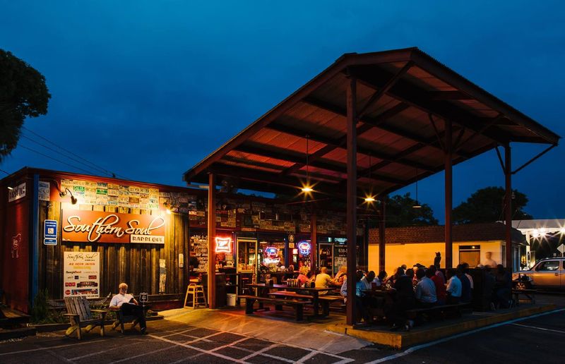 Rustic Atmosphere With Dog-Friendly Outdoor Seating