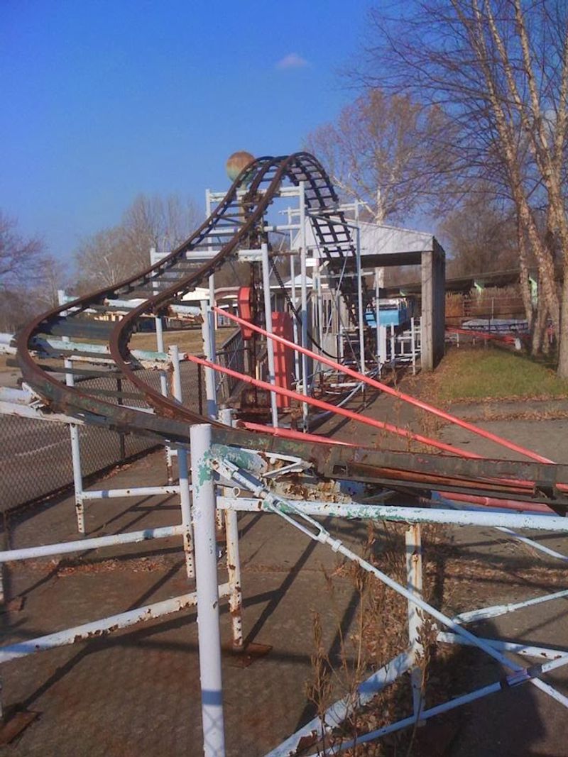 Americana Amusement Park – The Screechin' Eagle's Last Cry