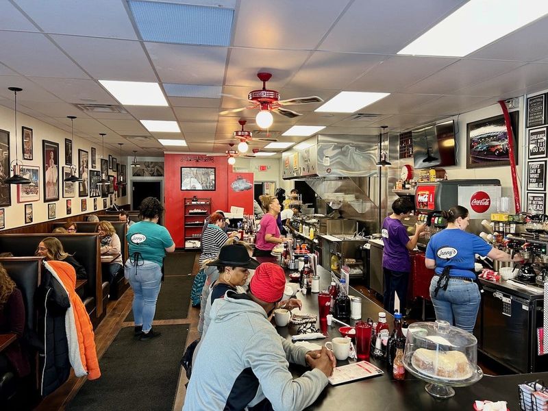 Jenny's Diner - Columbus' Southern-Style Comfort