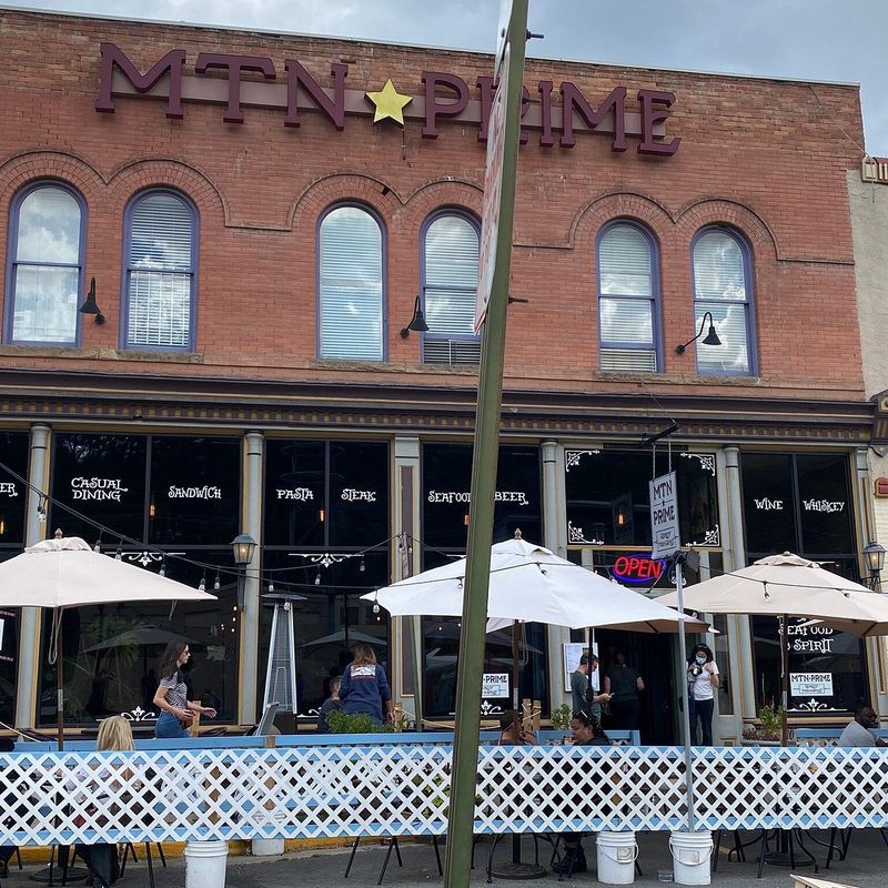 Dine Outdoors, Dog in Tow