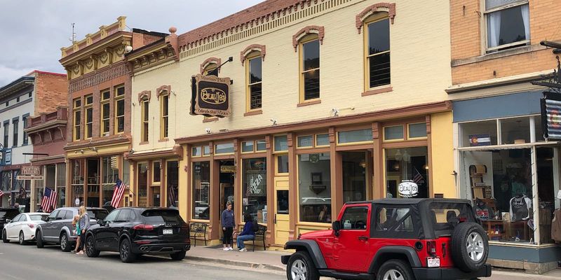 Beau Jo's: Mountain Pies with Honey-Dipped Crust