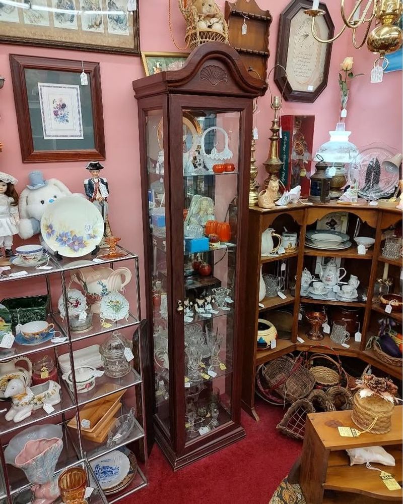Antiques & Uniques, Wickliffe