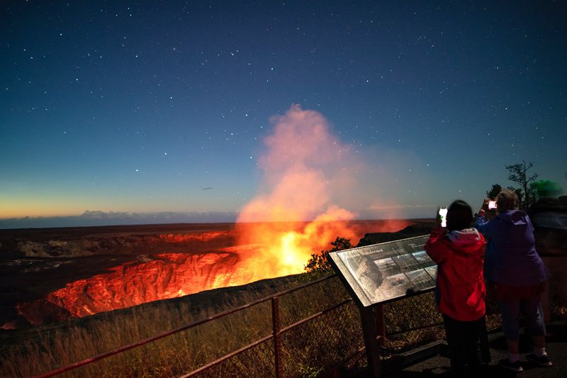 Exploring Hawai?i Volcanoes at Night