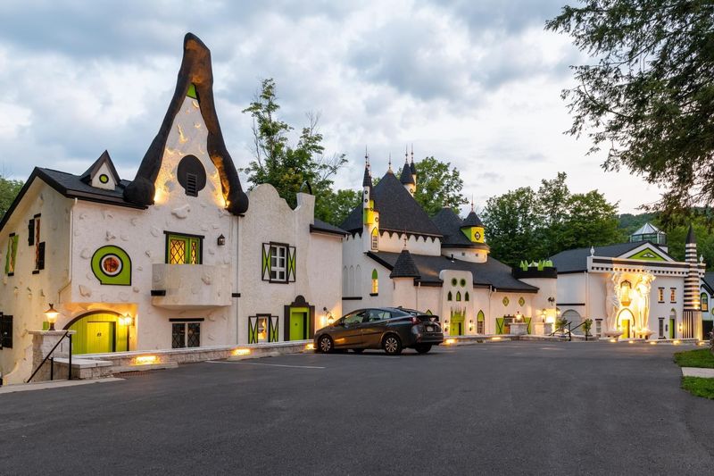 Romantic and Couple-Friendly Atmosphere