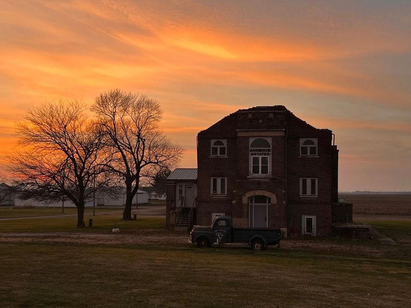 Safety, Etiquette, and What Locals Appreciate