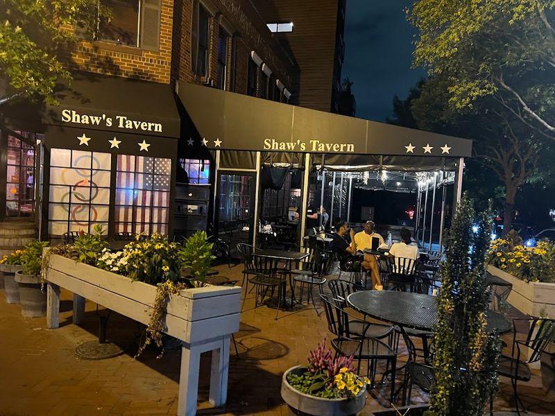 Outdoor Dining & Seasonal Appeal