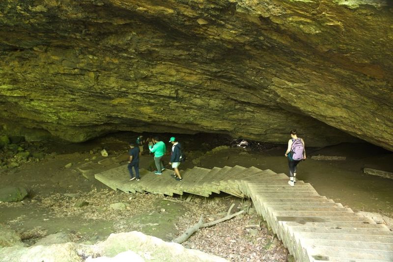 Maquoketa Caves: Trail Congestion in Narrow Outdoors