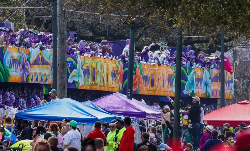 Don’t Block Sidewalks or Doorways During Parades