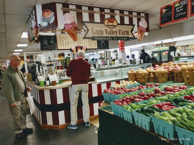 Crowds alter the rhythm