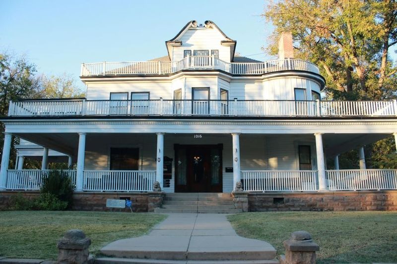 Guthrie - Where Victorian Elegance Meets Ghostly Residents