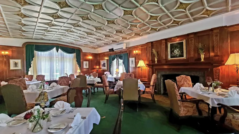 The English Inn, Restaurant & Pub (Eaton Rapids, MI)