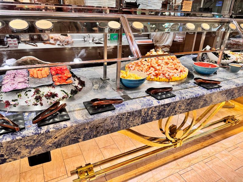 Dinner Service Offers the Ultimate Seafood Abundance