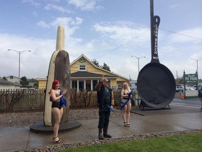 The World's Largest Spitting Razor Clam