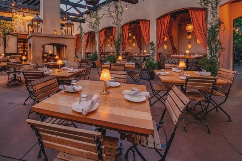Romantic and Intimate Ambiance