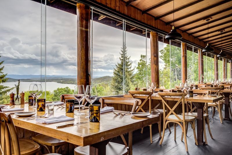 The Lake House Kitchen & Tavern: Lakeside Dining Away from the Crowds