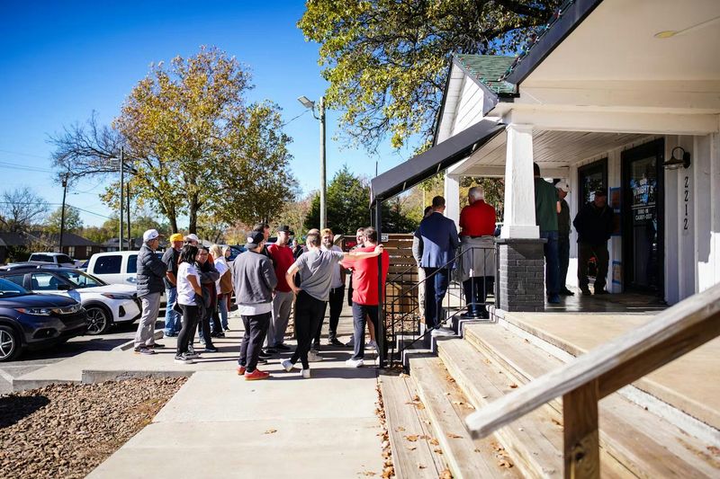 A crowd that eats like a community