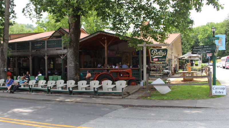 Betty’s Country Store & Diner 
