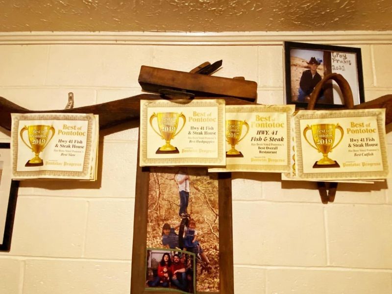 Who Eats Here and When to Visit