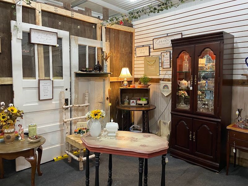 Salvage Sisters Antique Market – Martinsville