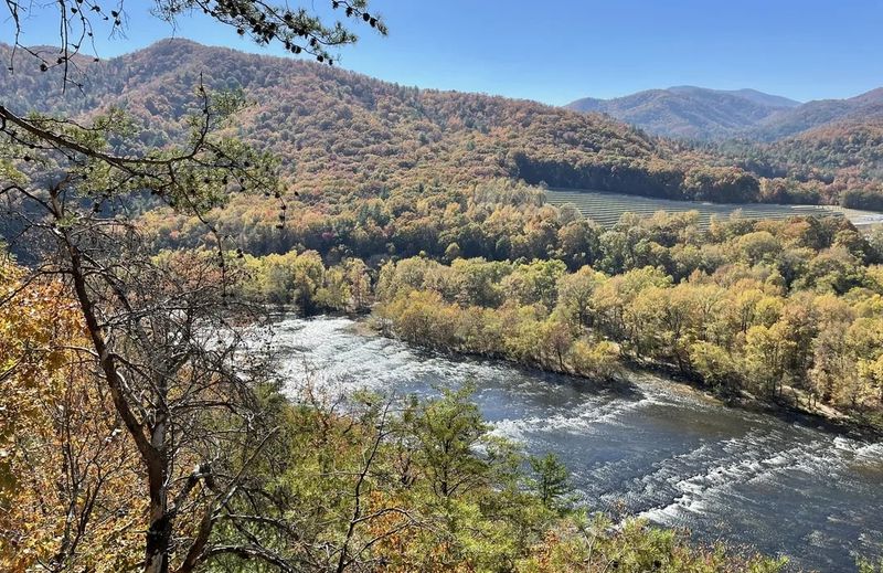 Scenic Mountain Views & Riverside Charm