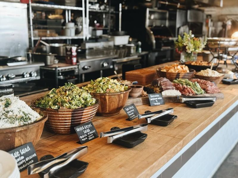 Salad station with range and freshness