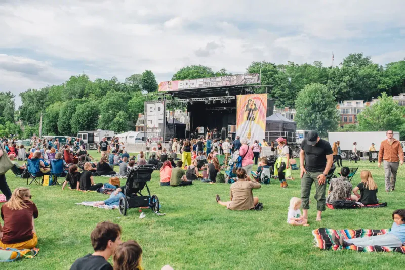 Vibrant Atmosphere and Live Entertainment