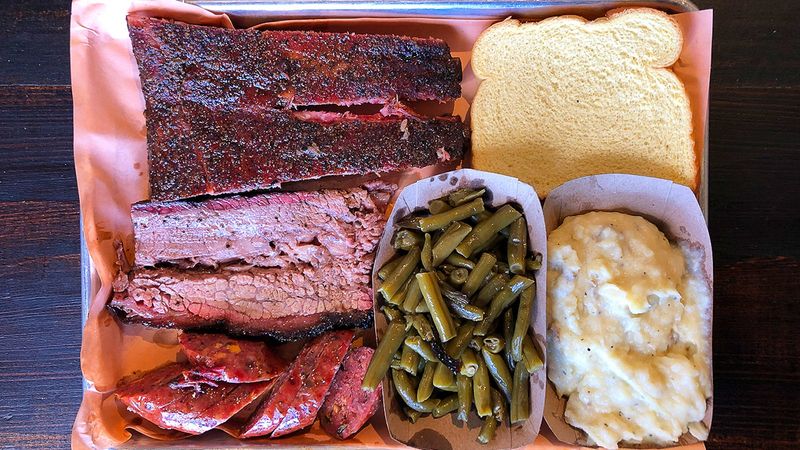 Sides and sauces that know their lane