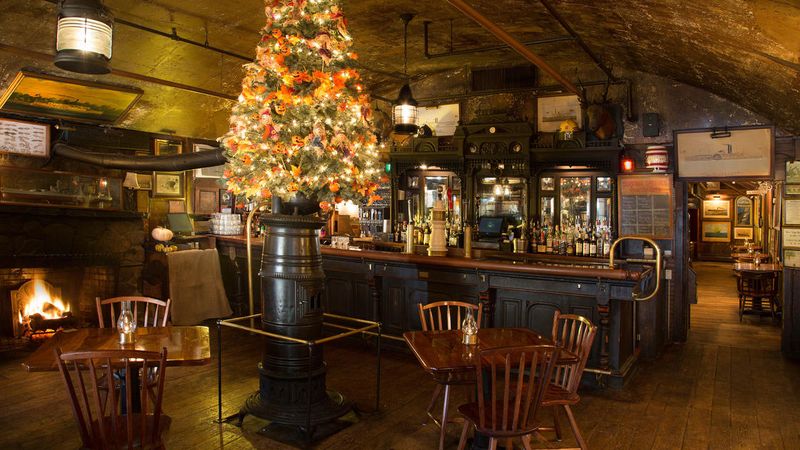 Maritime Atmosphere and Historic Decor
