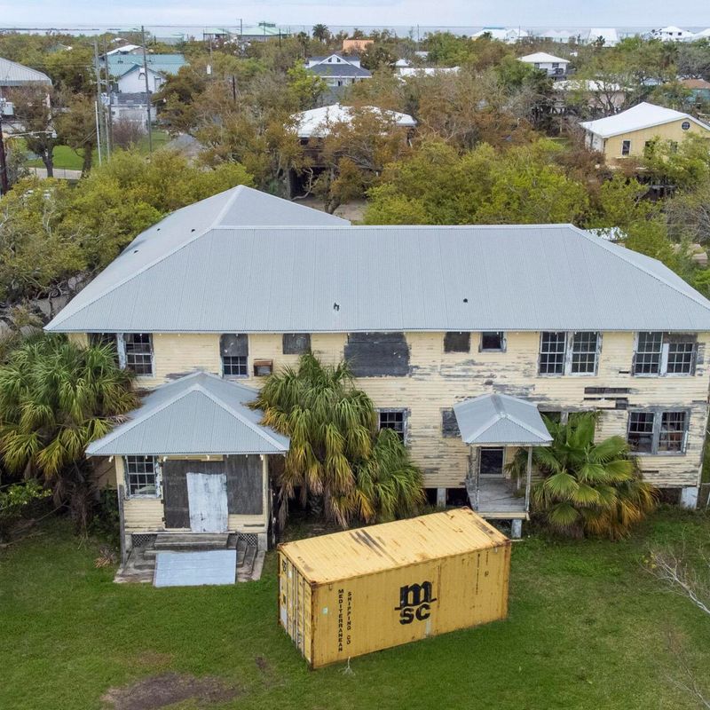When Travelers Came for the Sea Breeze