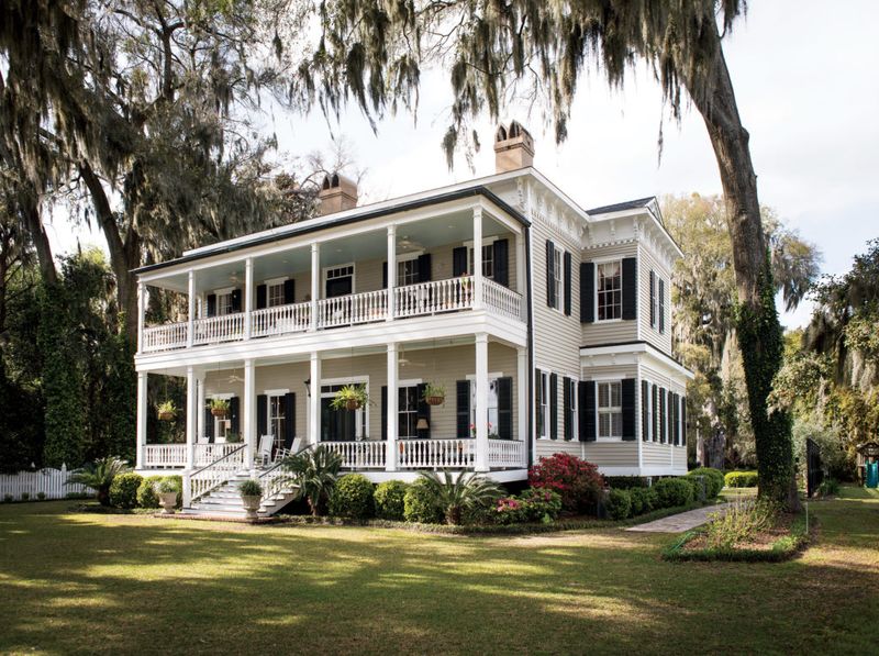 Traditional Southern Porches Foster Old-Fashioned Socializing