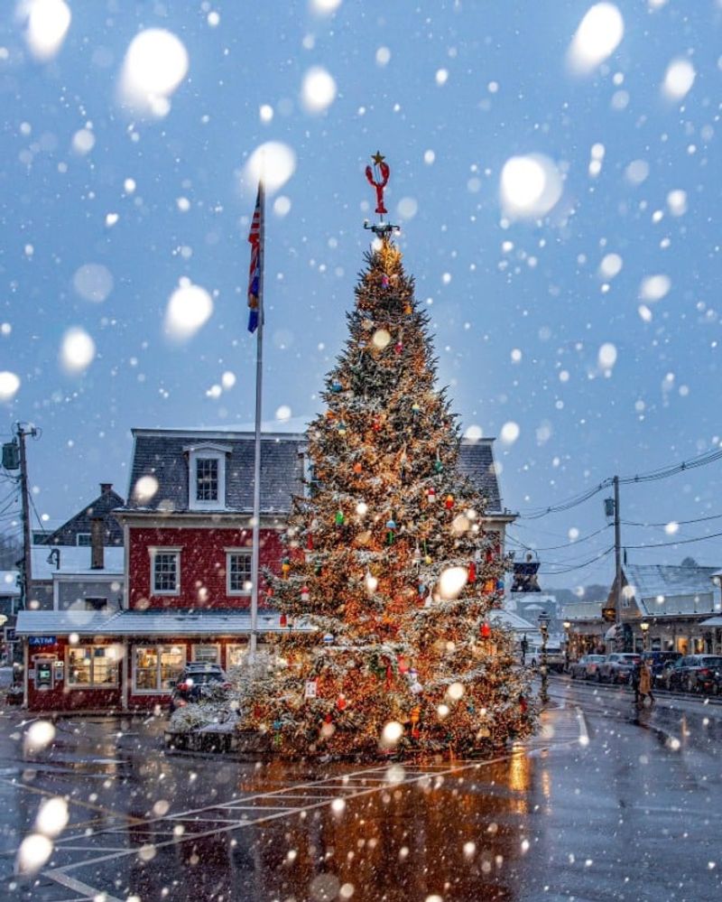 A Coastal Town Straight Out of a Holiday Movie