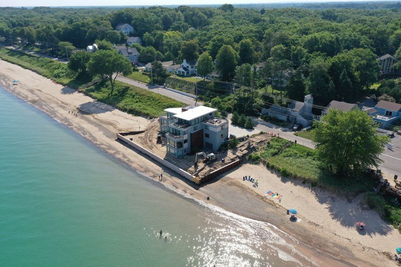 Lakefront homes hide messy politics and maintenance