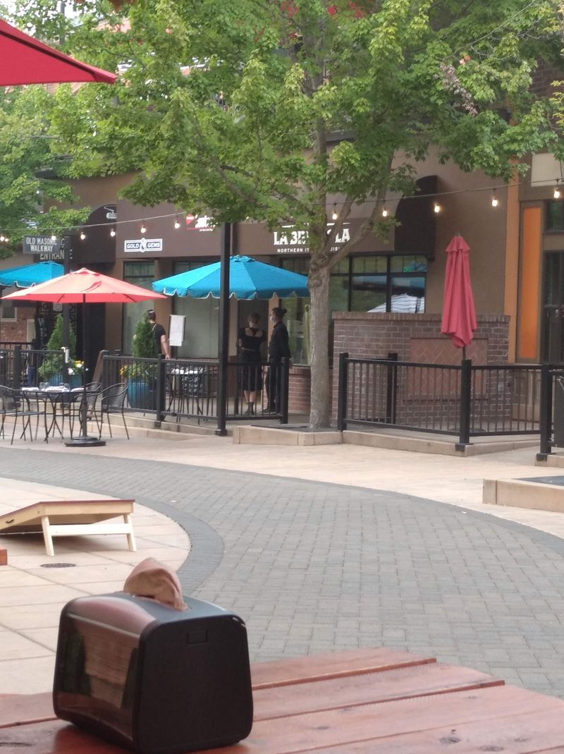 A Café Scene Built for Readers