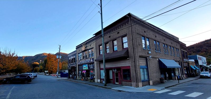 Evenings That Settle Into Stillness