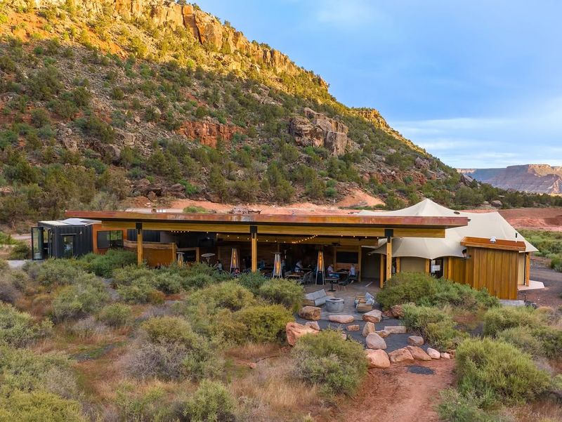 A Setting Defined by Silence and Open Horizons