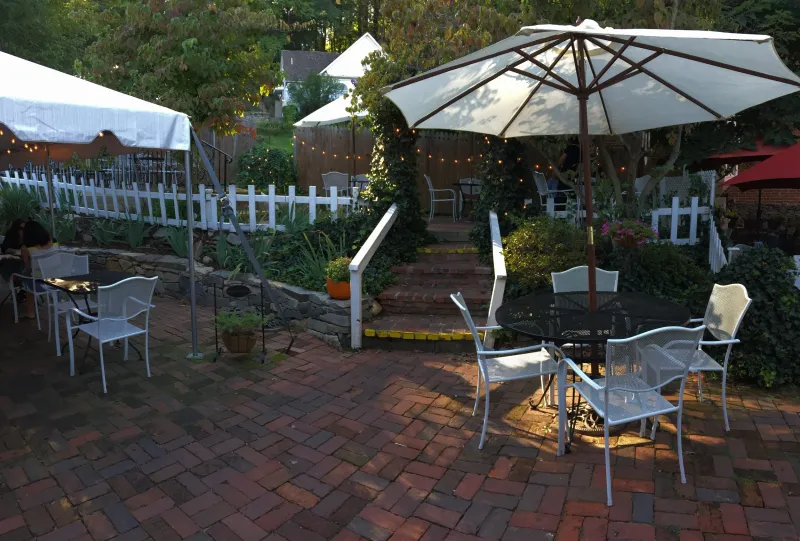 A Night Atmosphere That Feels Unusually Calm