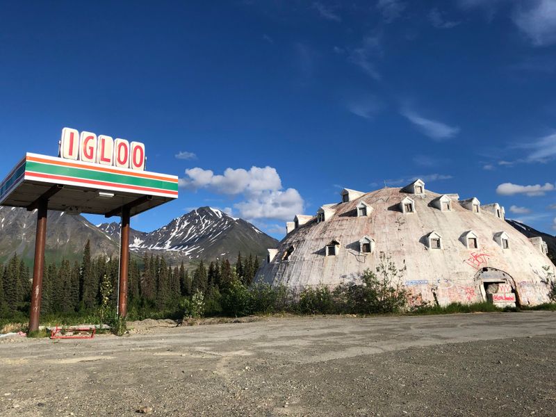 How the Structure First Captured Highway Travelers’ Attention