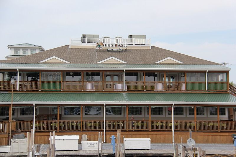 A Building With a Long Local Memory