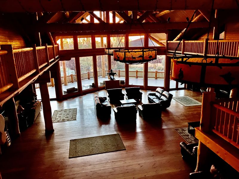 Cozy Rooms for Big Gatherings