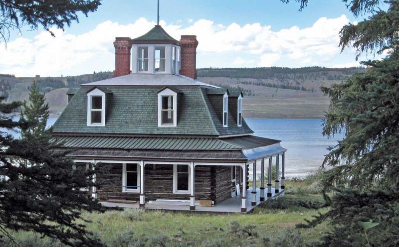 Prime Location Between Twin Lakes