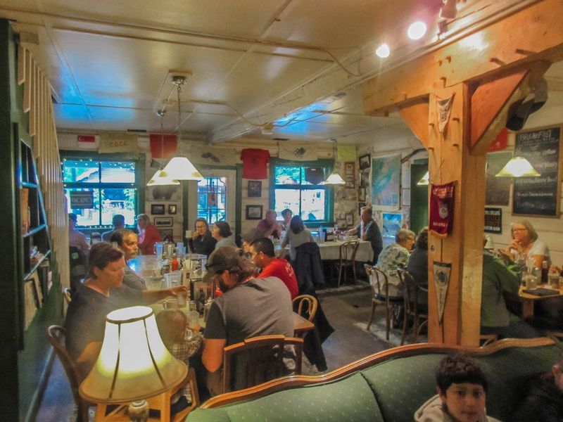 A Dining Room Built for Travelers