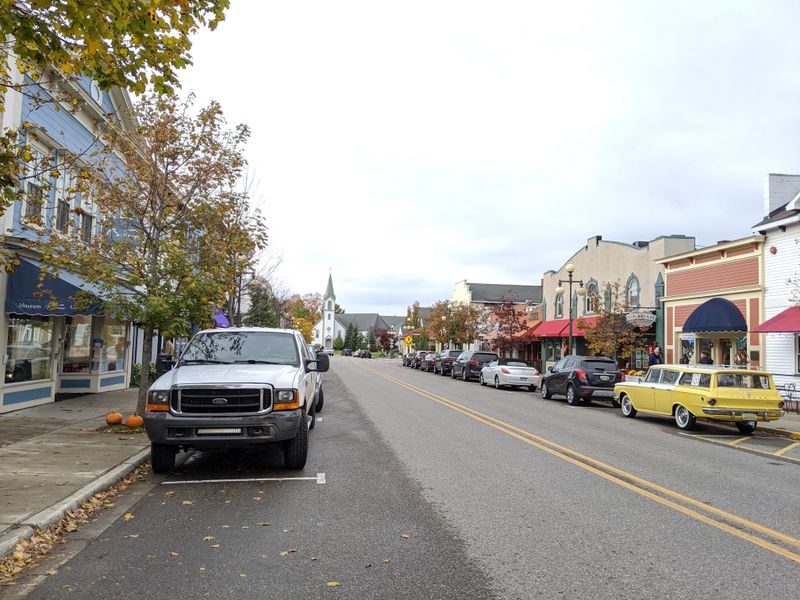 Historic Streets That Glow Under Seasonal Lights