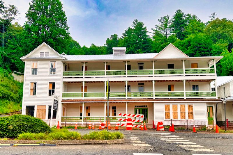 Historic Inns With Subtle Seasonal Touches