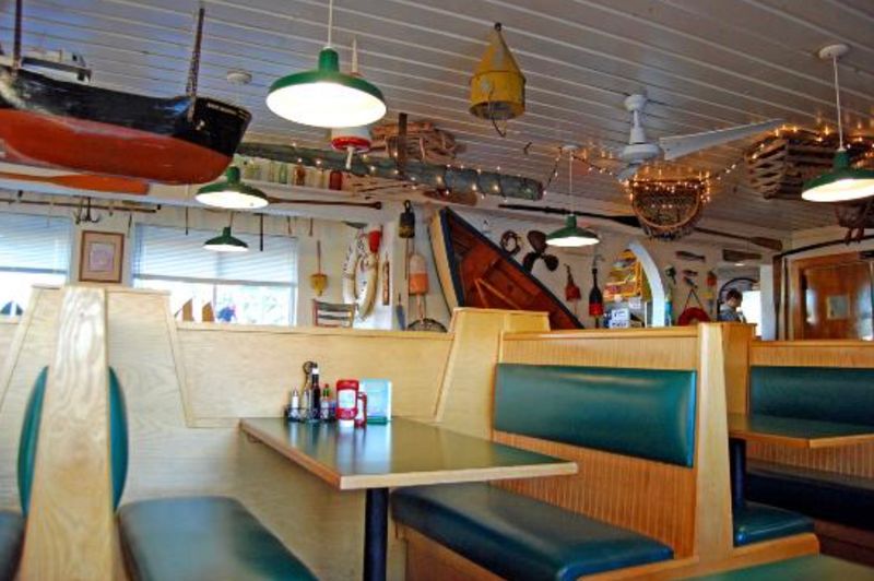 Why Petey’s Feels Like a Classic Seaside Stop