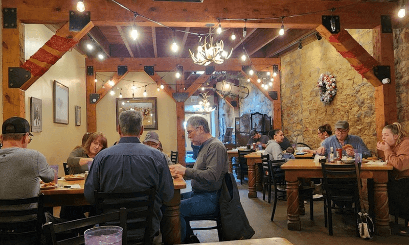 A Dining Room That Keeps Things Old-School