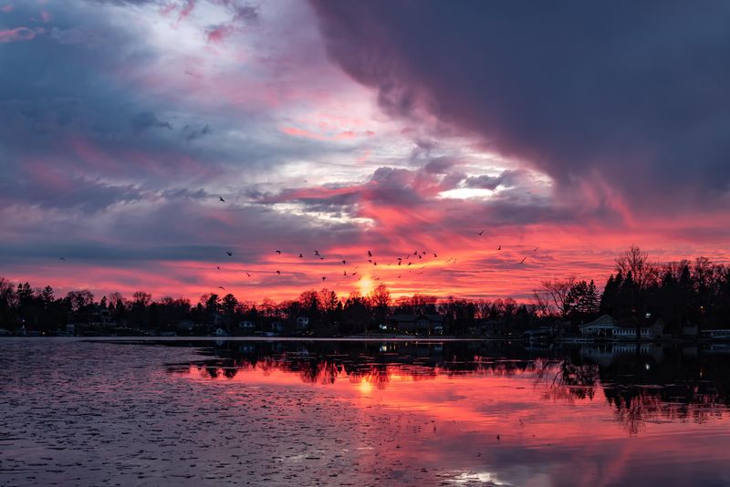 Lake light that rewrites the room every minute