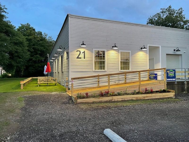 Cafe at Island Homemade Ice Cream (Williston)