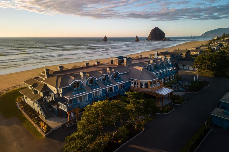 Architecture Designed to Frame the Sea