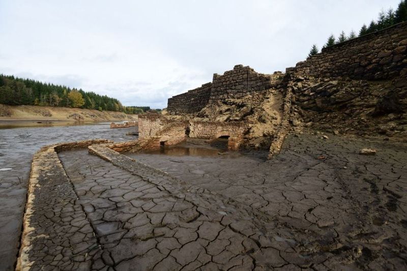 When Droughts Reveal the Past